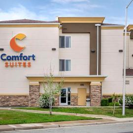 Comfort Suites Redding - Shasta Lake，位于雷丁的酒店