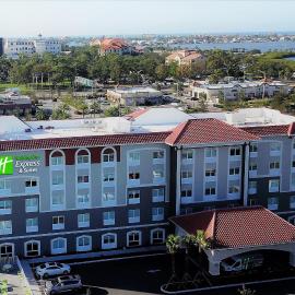 Holiday Inn Express & Suites - St. Petersburg - Madeira Beach by IHG，位于圣彼得堡的酒店