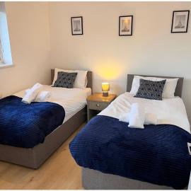 Kettering Service Accomodation 2BRH FreeParking Wifi Smart TV Tea & coffee
