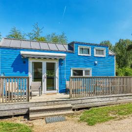 Blue Tiny House with Outdoor Wellness，位于泽沃德的酒店