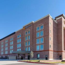 La Quinta Inn & Suites by Wyndham Dallas - Frisco Stadium,位于弗赖拉辛的酒店