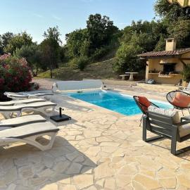 L'oustal des cigales, villa avec piscine privée，位于Lédignan的酒店