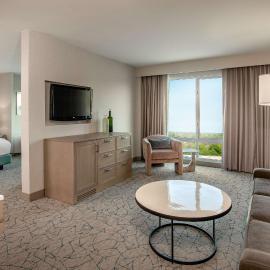 DoubleTree by Hilton Hotel and Conference Center Chicago North Shore，位于斯科基的酒店