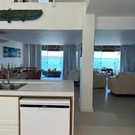 Búzios casa pé na areia em condomínio beira mar,位于布希奥斯的酒店