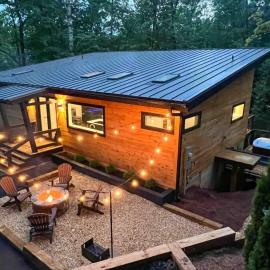 Modern Mountain Getaway with Hot Tub, Fire Pit，位于索蒂纳科奇的酒店