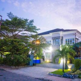 LEKKI SECRET MANSION 'n' SWIMMING POOl，位于Aja的酒店