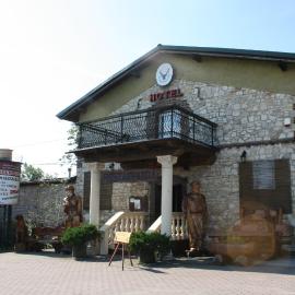 Hotel Komfort Inn - Dwór Hubertus，位于希隆斯克地区佩卡雷的酒店