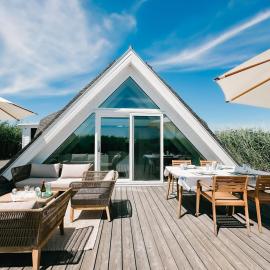 Seehütte Sonnenschilf - Premium Hide-Away Ferienhaus in Rust direkt am Neusiedlersee，位于拉斯特的酒店