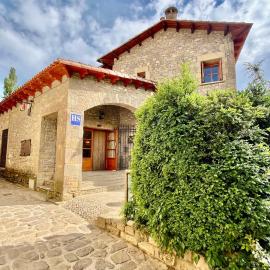 Posada OsTablaus，位于Longás的酒店