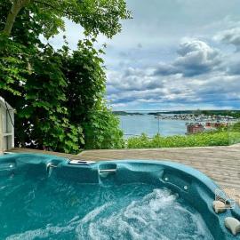 Villa in Kragerø with unique view, jacuzzi, boat space & outdoor kitchen，位于克拉格勒的酒店