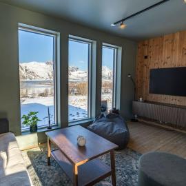 Oceanfront Cabin，位于Lyngedal的酒店