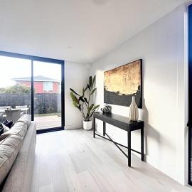 Elegant 4 Bedrooms Sanctuary in Bentleigh East，位于Carnegie的酒店