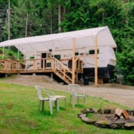 Lower Meadow on Saltspring Island，位于Fernwood的酒店