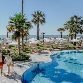 Golden Bay Beach Hotel，位于拉纳卡的酒店