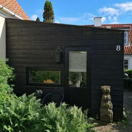 Minihus til havn, strand, vand og by i Gilleleje，位于吉利勒杰的酒店