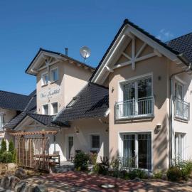 Villa Vier Inselblick，位于弗里斯特的酒店
