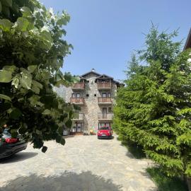 Natyra balcony，位于瓦勒博内的酒店