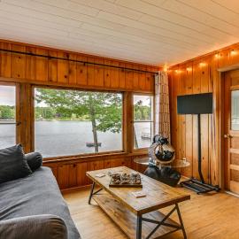 Hale Rustic Retreat on Long Lake Near Boat Launch!，位于Hale的酒店