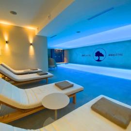 Brit Hotel Piscine & Spa - Fougères,位于Lécousse的酒店