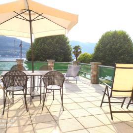 Panoramic Terrace steps from the Lake Iseo in Spacious Apartment，位于萨莱马拉西诺的酒店