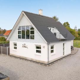 5 Bedroom Nice Home In Hadsund，位于海松的酒店