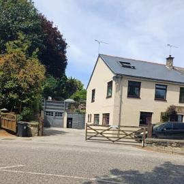 The Conifers, 3 Room, Small but Stylish Self Catering Flat in Nature Reserve Free Eden or local taxi b4 9pm no lounge，位于帕的酒店
