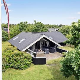 Awesome Home In Skjern With Wifi，位于斯凯恩的酒店