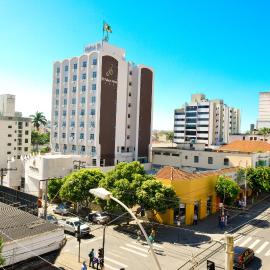 JB Palace Hotel，位于迪维诺波利斯的酒店