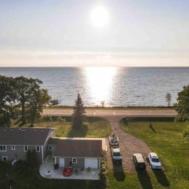 Modern Home on Mille Lacs Lake! Amazing yard and game-room!，位于Garrison的酒店