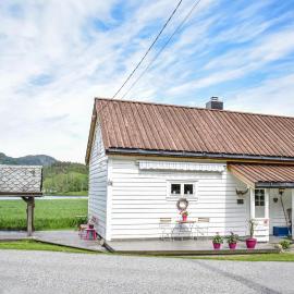 2 Bedroom Awesome Home In Tørvikbygd，位于Tyrvikbygd的酒店