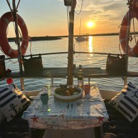 Houseboat - Faro in Ria Formosa，位于法鲁的酒店