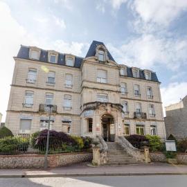 Brit Hotel Confort Bagnoles Normandie，位于巴尼奥勒德日洛恩的酒店