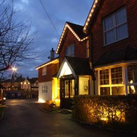 The Corner House Hotel，位于霍利的酒店