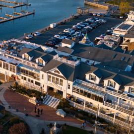 Danfords Hotel & Marina，位于Port Jefferson Station的酒店