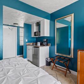 Oceanfront Inn Room #18- Ocean View Balcony,位于皮尔斯堡的酒店