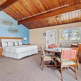 Oceanfront Inn Suite, Ocean and Inlet Views, King Bed, #12,位于皮尔斯堡的酒店