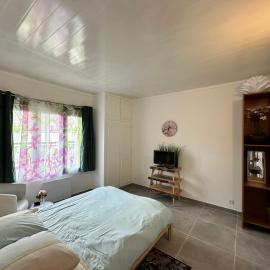Appt Cosy - Proche Paris - Ideal Couple，位于弗雷讷的酒店