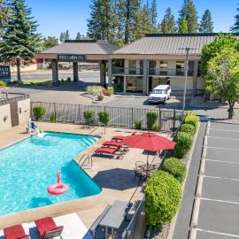 Red Lion Inn & Suites Deschutes River - Bend，位于本德的酒店