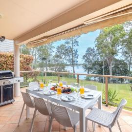 Danalene, 44a Danalene Pde - stunning waterfront property with Air Con, WI-FI, Double Lock Up Garage & Boat Parking，位于科莱特的酒店