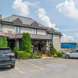Quality Hotel & Suites，位于舍布鲁克的酒店