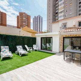 Casa LOMA con terreno privado y parking compartido - a 800m de Playa Poniente，位于贝尼多姆的酒店