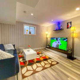 Cozy shared queen bdrm near downtown with private yard - not entire suite，位于卡尔加里的酒店