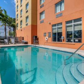 Comfort Suites Fort Lauderdale Airport South & Cruise Port,位于达尼亚滩的酒店