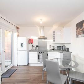 Spacious two bed house with parking and garden，位于达德利的酒店