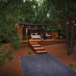 Luxury tiny house with hot tub and private deck!，位于甘特斯维尔的酒店