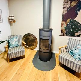 Familiebungalow met sauna & openhaard，位于Föllinge的酒店
