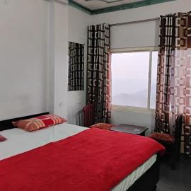 HOTEL GRAND GLORRYy，位于Pauri的酒店