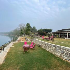 Chitwan Riverside Resort，位于索拉哈的酒店