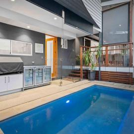 Redcliffe CBD Family Beach House，位于雷德克利夫的酒店
