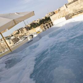 Birgu Lodge ground floor with Jacuzzi 0，位于比尔古的酒店